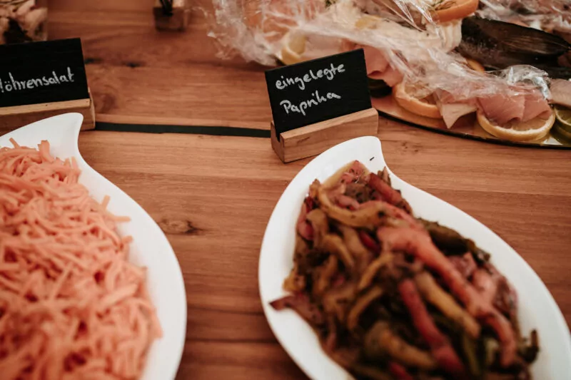 Abendessen und Buffet bei der Hochzeit von Laura und Steffen am Am Krickenbecker See