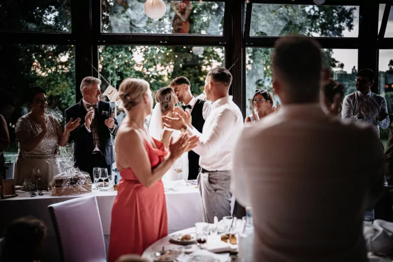 Gaeste und Freunde auf der Hochzeit von Laura und Steffen am Am Krickenbecker See