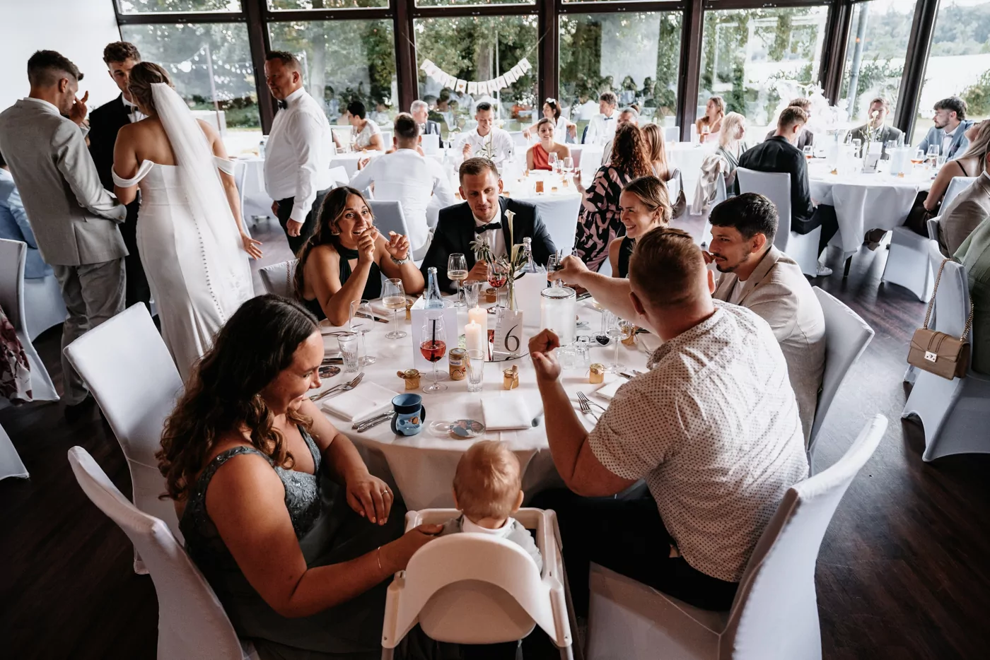 Gaeste und Freunde auf der Hochzeit von Laura und Steffen am Am Krickenbecker See