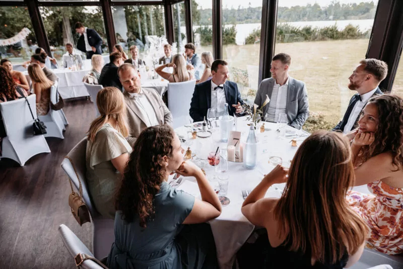 Gaeste und Freunde auf der Hochzeit von Laura und Steffen am Am Krickenbecker See