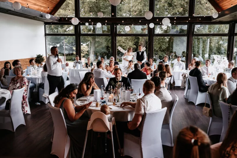Gaeste und Freunde auf der Hochzeit von Laura und Steffen am Am Krickenbecker See