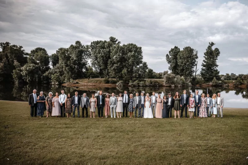 Gaeste und Freunde auf der Hochzeit von Saskia und Jan im Strandbad Lörick