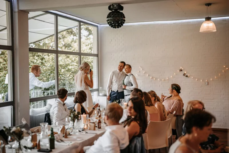 Gaeste und Freunde auf der Hochzeit von Saskia und Jan im Strandbad Lörick