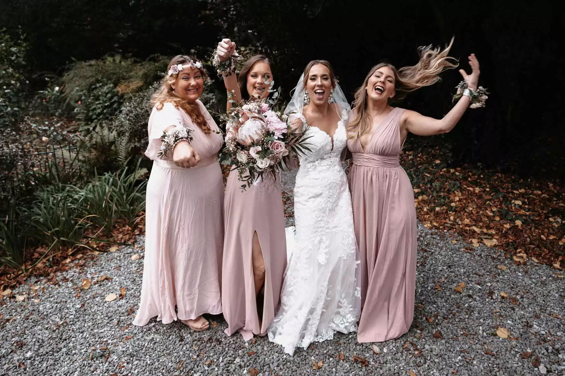 Gaeste und Freunde auf der Hochzeit von Sarah und Stephan auf Marienburg Monheim