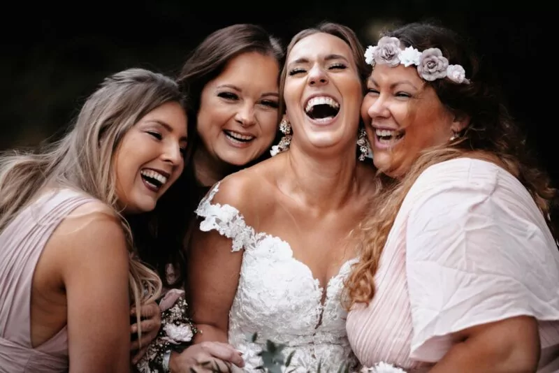 Gaeste und Freunde auf der Hochzeit von Sarah und Stephan auf Marienburg Monheim