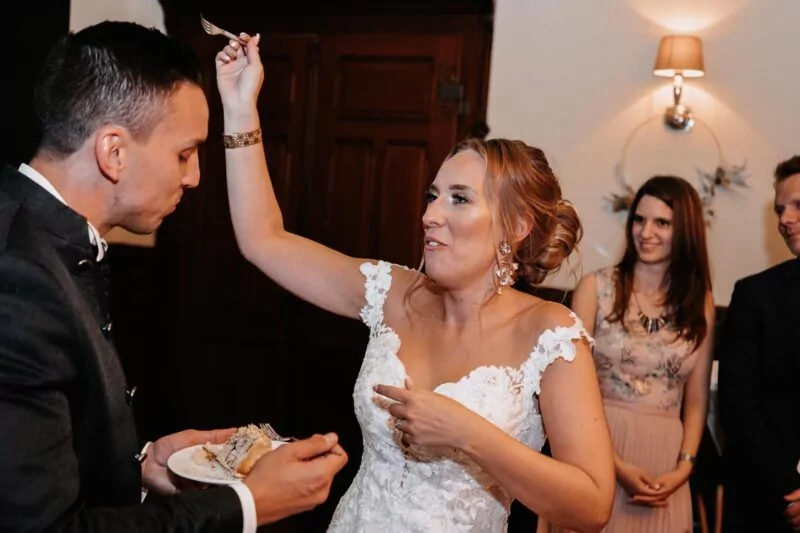 Tortenanschnitt bei Sarah und Stephan auf Marienburg Monheim