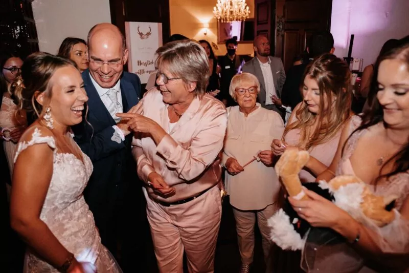 Gaeste und Freunde auf der Hochzeit von Sarah und Stephan auf Marienburg Monheim