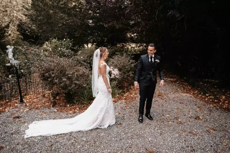 First Look von Sarah und Stephan auf Marienburg Monheim