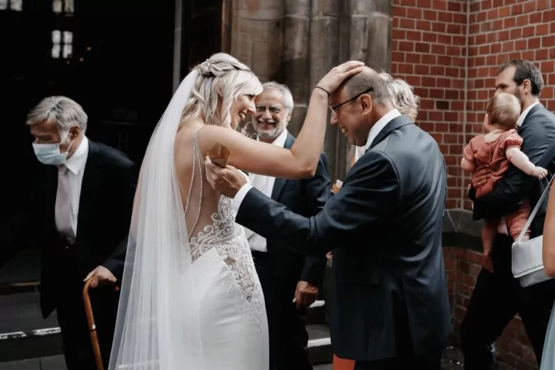 Gratulation nach der Trauung von Janine und Tim auf Gut Diepensiepen