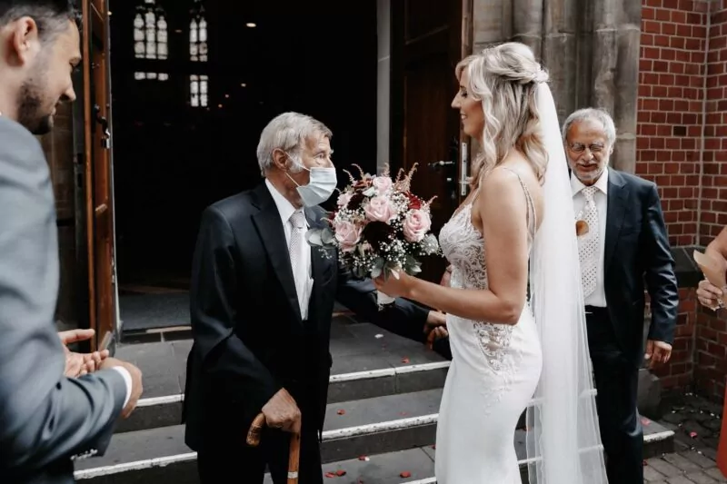 Gratulation nach der Trauung von Janine und Tim auf Gut Diepensiepen