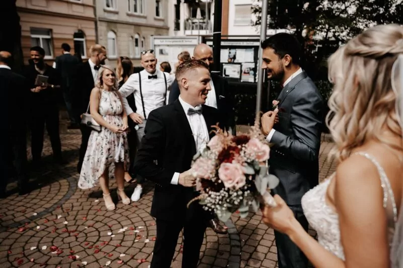 Gratulation nach der Trauung von Janine und Tim auf Gut Diepensiepen