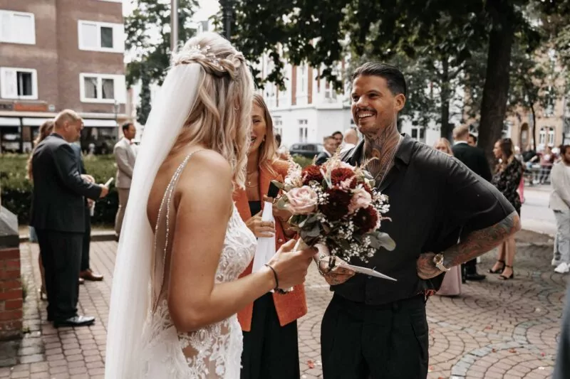 Gratulation nach der Trauung von Janine und Tim auf Gut Diepensiepen