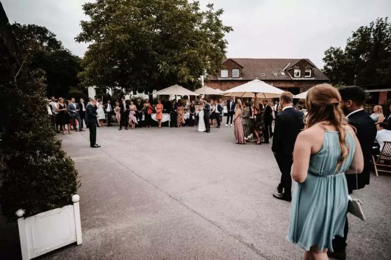 Sektempfang bei der Hochzeit von Janine und Tim auf Gut Diepensiepen