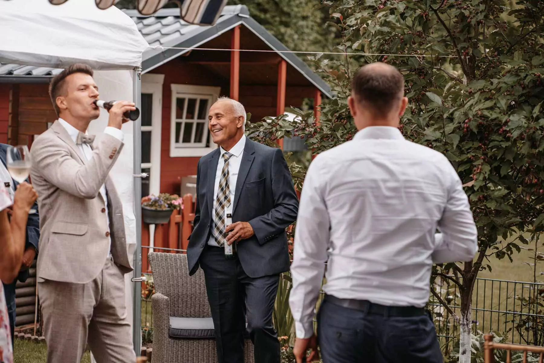 Gaeste und Freunde auf der Hochzeit von Elena und David im Kloster Bentlage