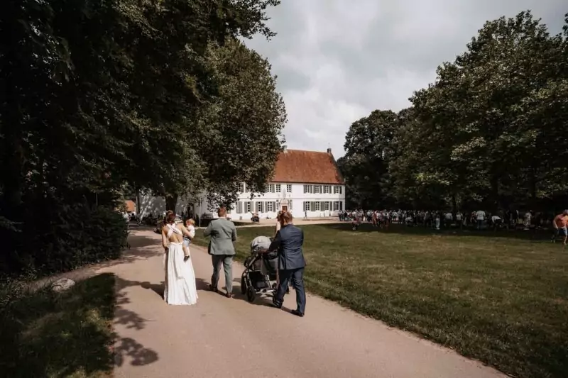 Ankunft der Gäste zur Hochzeit von Elena und David im Kloster Bentlage