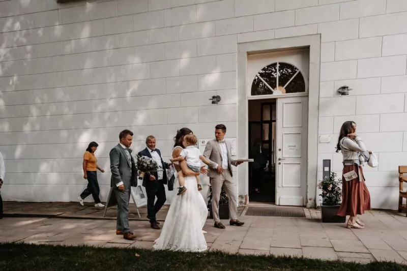 Ankunft der Gäste zur Hochzeit von Elena und David im Kloster Bentlage
