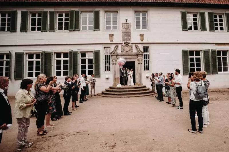Auszug von Elena und David nach der Trauung im Kloster Bentlage