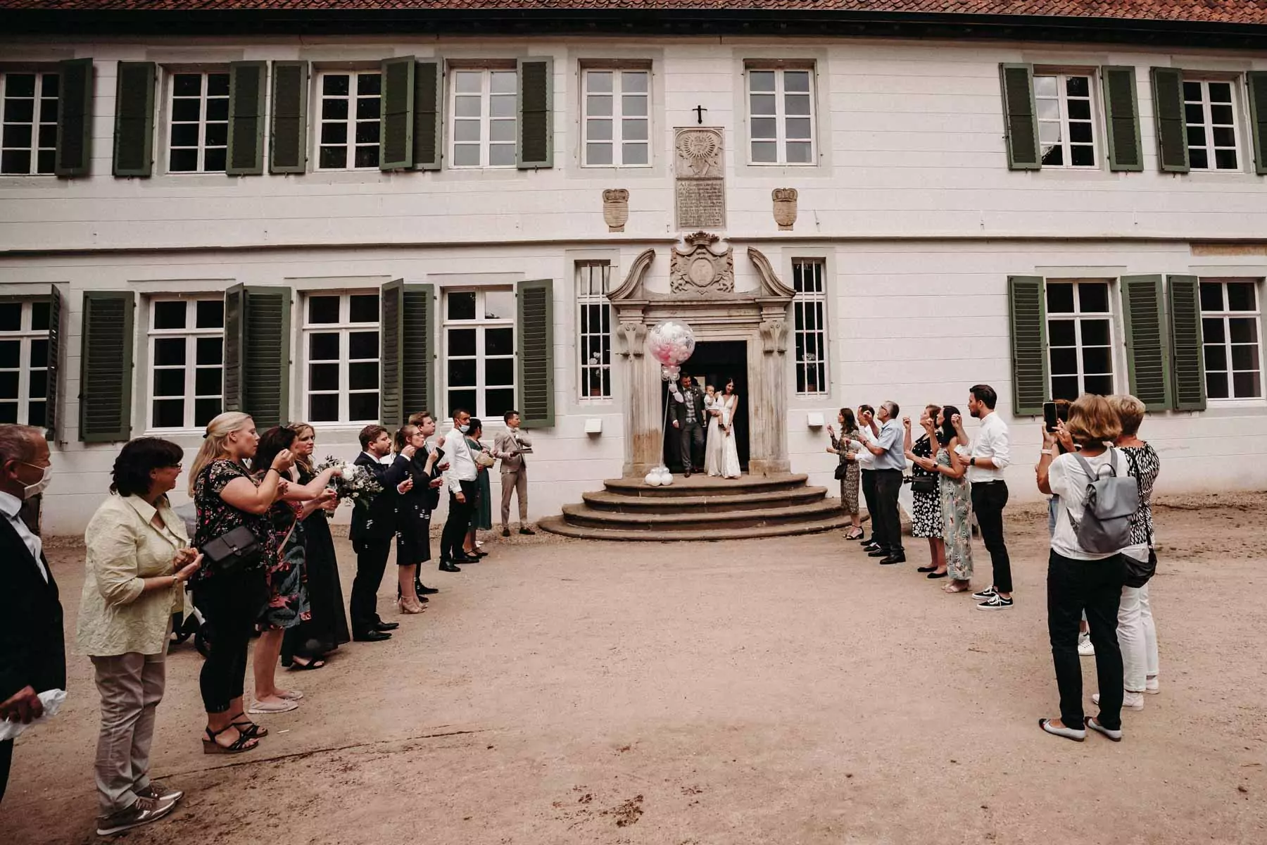 Auszug von Elena und David nach der Trauung im Kloster Bentlage