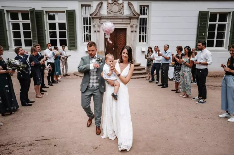 Auszug von Elena und David nach der Trauung im Kloster Bentlage