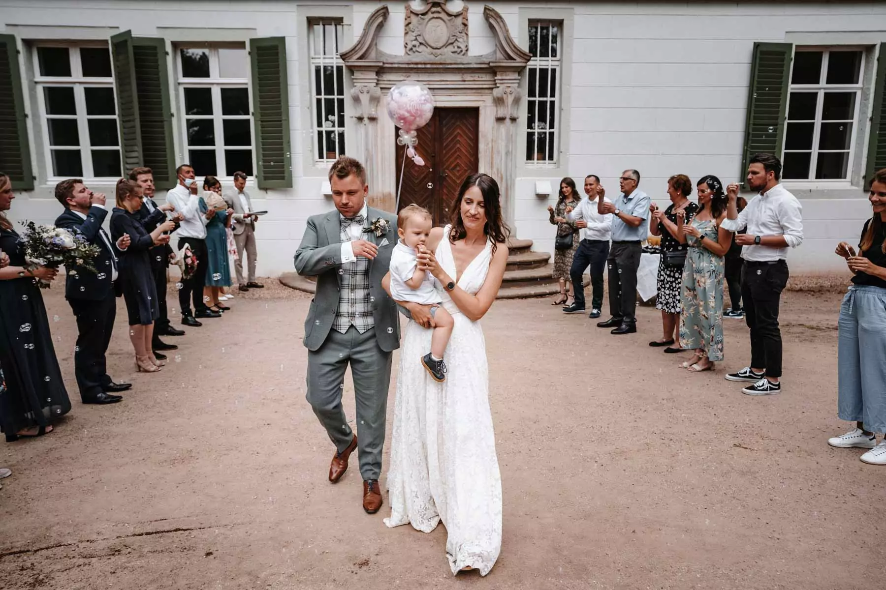 Auszug von Elena und David nach der Trauung im Kloster Bentlage