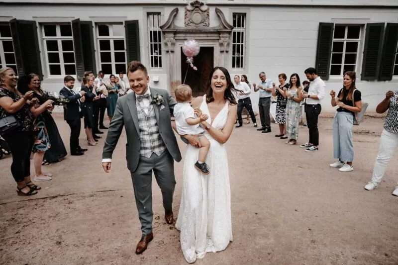 Auszug von Elena und David nach der Trauung im Kloster Bentlage