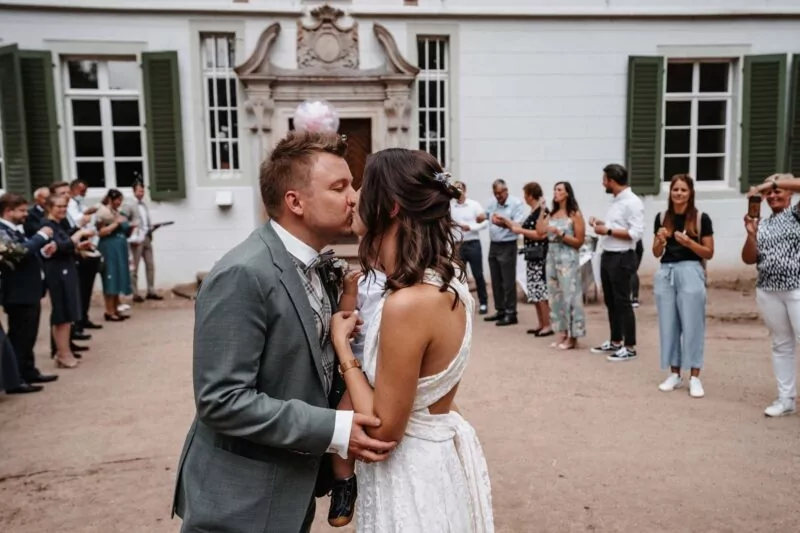 Auszug von Elena und David nach der Trauung im Kloster Bentlage