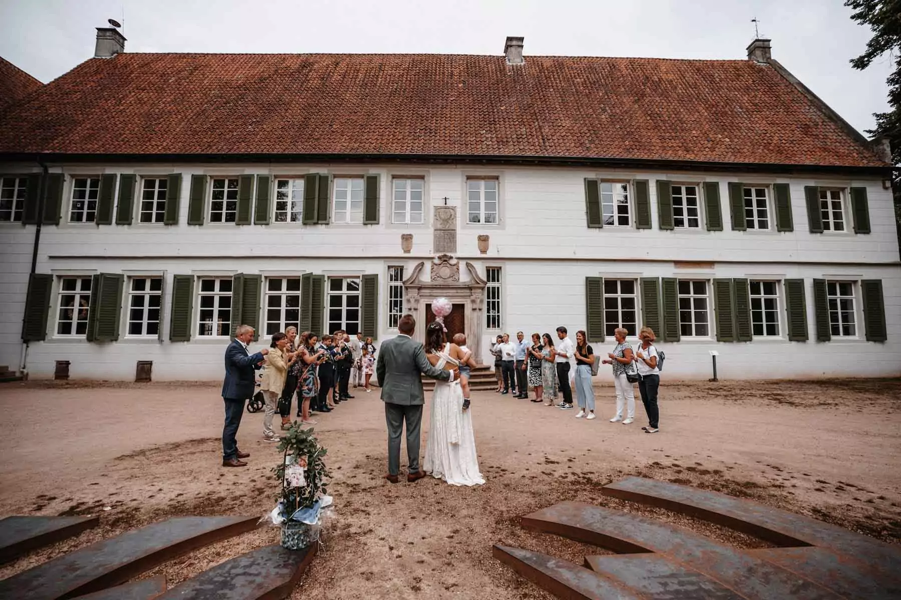 Auszug von Elena und David nach der Trauung im Kloster Bentlage