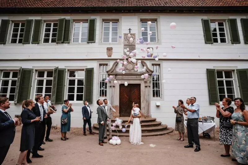 Gratulation nach der Trauung von Elena und David im Kloster Bentlage