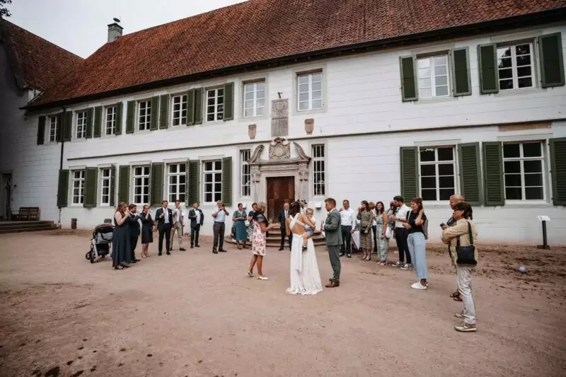 Gratulation nach der Trauung von Elena und David im Kloster Bentlage