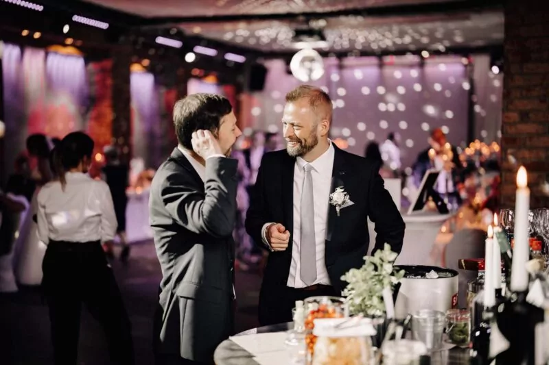 Gaeste und Freunde auf der Hochzeit von Alex und Oli in der Alte Papierfabrik
