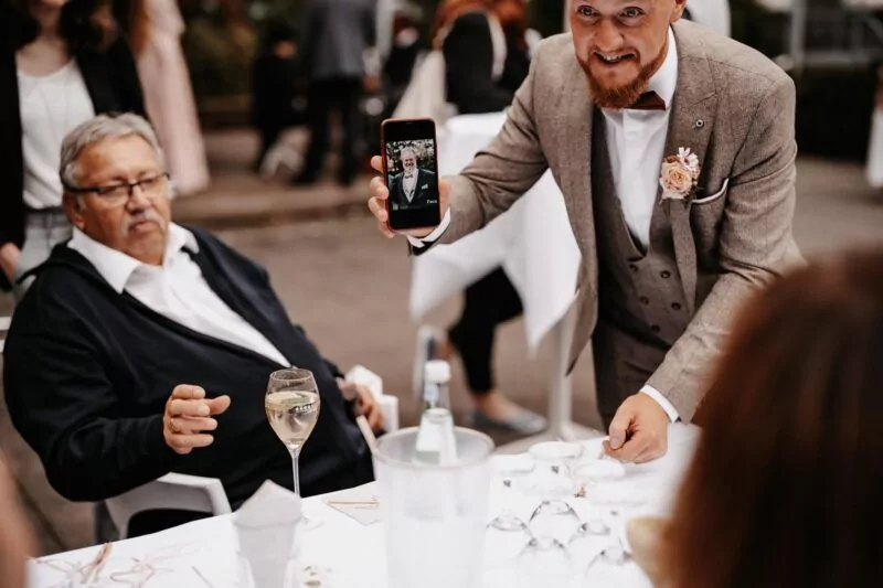 Gaeste und Freunde auf der Hochzeit von Liana und Dennis am Elisenturm