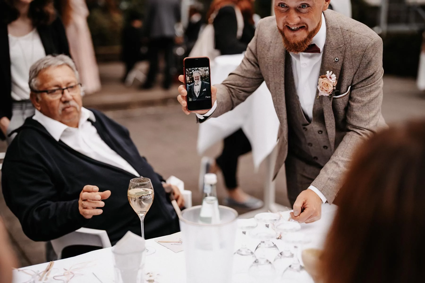 Gaeste und Freunde auf der Hochzeit von Liana und Dennis am Elisenturm