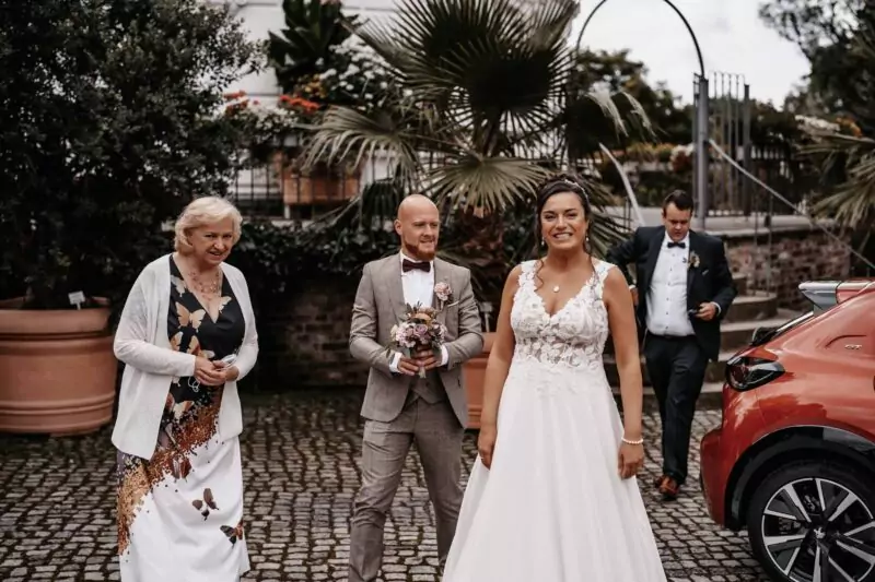 Sektempfang bei der Hochzeit von Liana und Dennis am Elisenturm