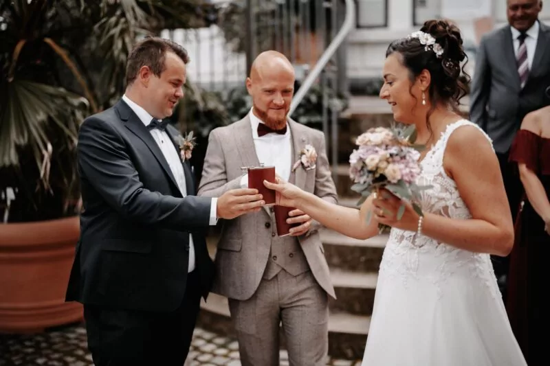 Gratulation nach der Trauung von Liana und Dennis am Elisenturm